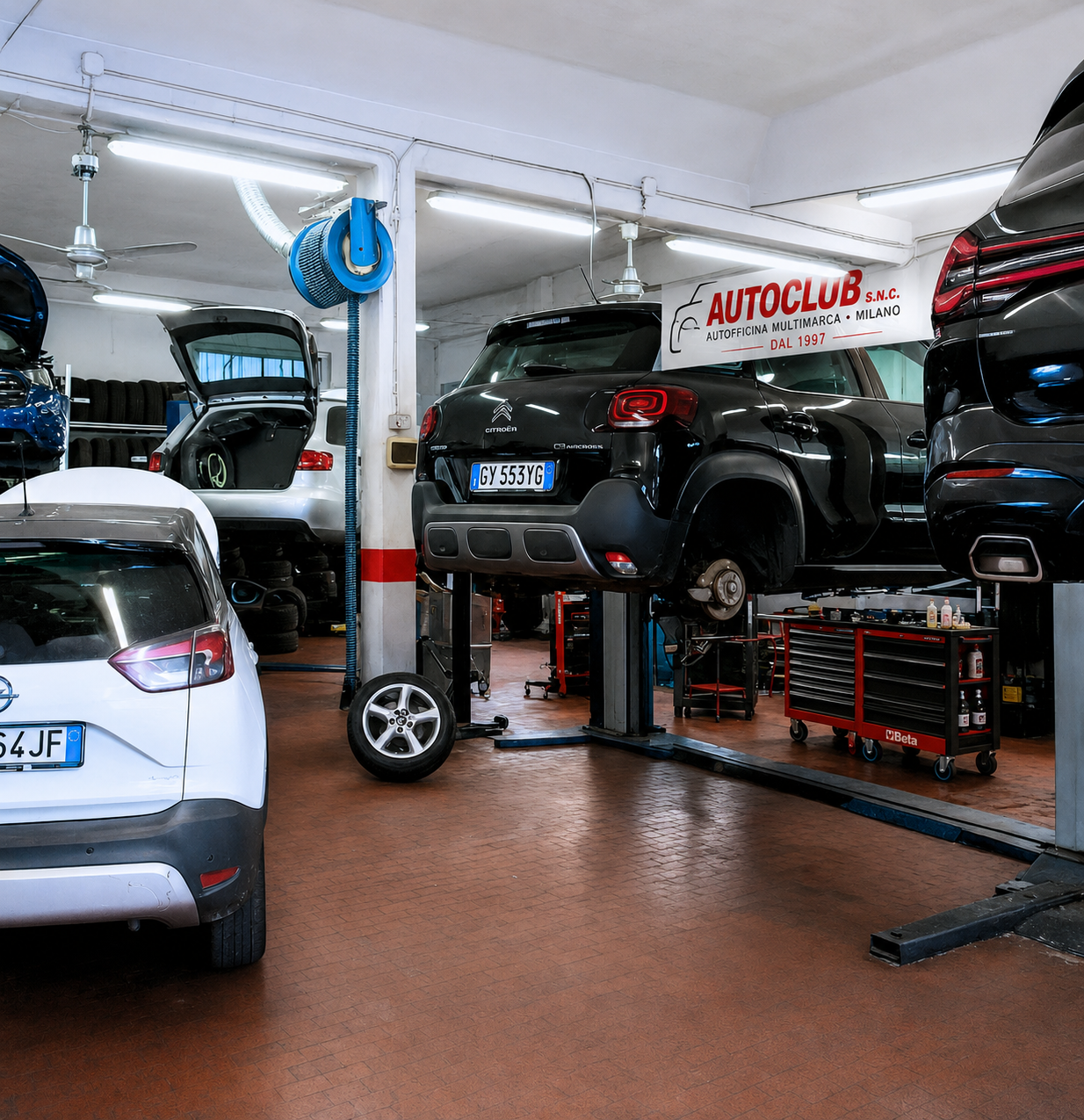 Interno dell'officina Autoclub SNC